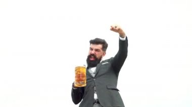Heyecanlı barmen elinde bira tutuyor. Bira iç. Biralı adam. Neşeli sakallı adam bira içiyor..