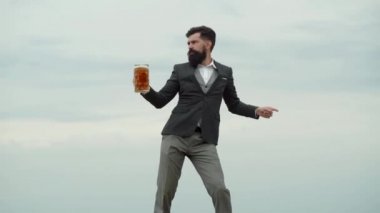 Geleneksel bira. Biralı retro vintage adam. Yakışıklı barmen elinde bira tutuyor. Mutlu zarif adam bira içme.