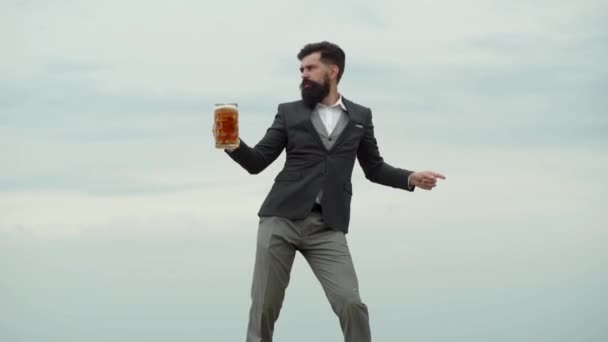 Birra tradizionale. Uomo vintage retrò con birra. Un bel barista con una pinta di birra in mano. Felice uomo elegante bere birra . — Video Stock