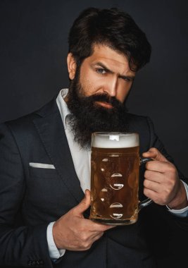 Sakallı adam, Lager bira içiyor. Bira. Pub, içecek ve dinlenmek için rahatlatıcı bir yerdir.