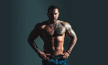 acımasız sporcu gövde. Steroid. dövme adam seksi abs. erkek modası. spor ve fitness, sağlık. güven karizması. atletik vücutile kaslı maço adam. Güçlü vücut geliştirmeci adam. Atlet adam