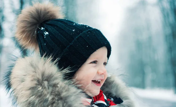 Lyckligt vinterbarn. Söt pojke på vintern. Barn pojke utomhus porträtt. Vinter känslor. — Stockfoto