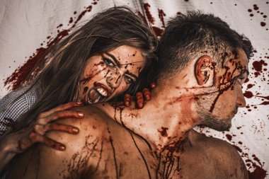 Sevgi ve kanlı hikayesi - vampir kadın sevgilisi ısırma. Vampir moda tasarım sahnesi, seksi dişi vampir kız kanlı bir. Kanlı bir çift, bir vampir kız kaslı bir adam boynundan ısırıyor.