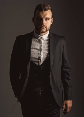 smokin adam. Modern insan takım elbise moda. Klasik takım elbiseli adam. İş kendine güvenen. Yakışıklı ciddi erkek modelportresi. Hırs ve bireysellik, başarı. İş adamı çalışıyor. resmi toplantı