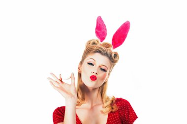 Güzel kız. Paskalya yumurtası avcılık - Paskalya günü kavramı. İzole beyaz arka plan. Paskalya'yı sabitle. Bunny kulakları kavramı. Kadın bir maske Paskalya tavşanı giyiyor ve çok şehvetli görünüyor. Avcılık yumurta.