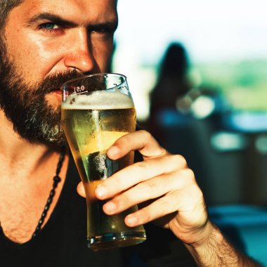 Biralı adam. Biralı retro adam. Bira barları ve barlar. Pub, içki içmek ve dinlenmek için rahatlatıcı bir mekandır..