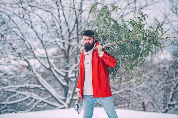 Kış adamı. Kış ormanında baltalı oduncu. Kış manzarası. Noel kış arka plan üzerinde poz uzun bir sakallı Stil Santa hipster. Mutlu Noeller ve Mutlu yıllar. — Stok fotoğraf