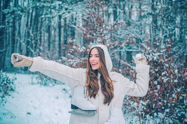 Χειμωνιάτικη κοπέλα. Χαρούμενη ομορφιά νεαρή γυναίκα που έχει τη διασκέδαση στο χειμερινό πάρκο. — Φωτογραφία Αρχείου