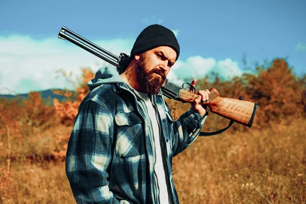 Uomo cacciatore. Cacciatore con fucile a caccia. Fucile a pistola . — Foto Stock