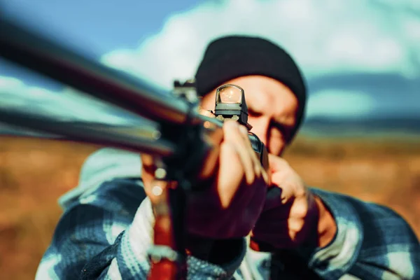 Łowca. Łowca celownika z laserowym wzrokiem. Kolimatujące wzrok. Hunter z pistoletu shotgun na polowanie. Łowca celowania w lesie. Poacher w lesie. — Zdjęcie stockowe