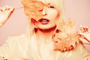 Sonbahar kadını. Metniniz için yerleştirin. Sonbahar arka plan bırakır. Sonbahar yaprakları. Sonbahar yaprakları izole.