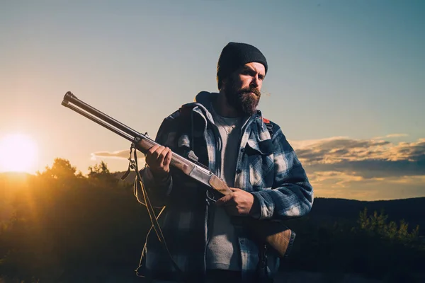 Hunter ember. Rifle Hunter körvonalas a Beautiful Sunset. Hunter ősszel vadászati szezonban. A vadászat az állatok leölésének vagy csapdázásra való gyakorlata. — Stock Fotó