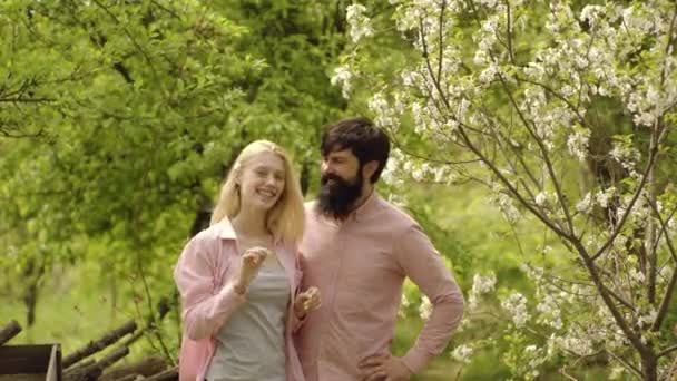 Pareja divirtiéndose en el campo. Vida en el campo. Concepto de ecología. Pareja tomar la verdura en un día soleado en un jardín. Hombre granjero con campesina en la aldea en la granja. Eco Resort Actividades . — Vídeo de stock