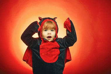 Yanan mumlar ile Halloween kabak baş jack fener. Cadılar Bayramı partisi. Mutlu Cadılar Bayramı Çıkartmaları. Cadılar Bayramı elbiseleri, cadı kostümleri ve cadı şapkaları. 31 Ekim.