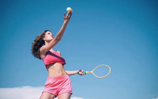 Meisje met atletisch lichaam tennissen. Gelukkig actieve vrouwelijke training. Mooie aantrekkelijke fitness vrouw. Sportieve jonge vrouw. Tennis concept. — Stockfoto