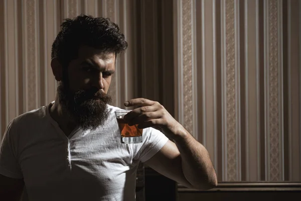 Portret van een stijlvolle man baard. Een knappe, stijlvolle man met een baard drinkt thuis na het werk. Dronken man. Stijlvolle man.. — Stockfoto