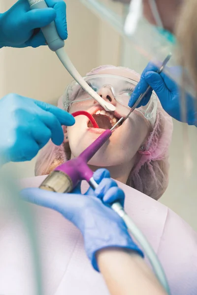 Portrait rapproché d'une patiente chez un dentiste de la clinique. Portrait en gros plan d'une patiente en visite chez le dentiste pour le blanchiment des dents en clinique . — Photo