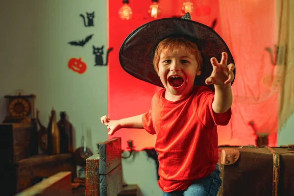 Cara de horror. Secretos de la magia para feliz Halloween. Fiesta de Halloween para niños y calabaza divertida. Chico gracioso . — Foto de Stock