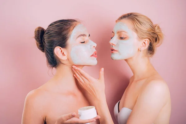 Spa and wellness. Girls friends sisters making clay facial mask. Anti age care. Stay beautiful. Skin care for all ages. Women having fun skin mask. Pure beauty. Beauty product. Applying clay mask — Stock Photo, Image