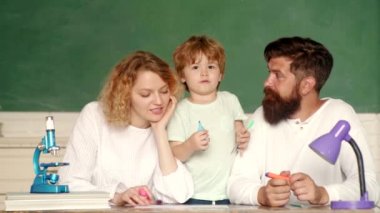 Anne baba ve oğul birlikte eğitim. Okul çocukları. Okula ilk kez. Aile tahta arka planda eğlenmek ile komik küçük çocuk. Aile okulu. Çocuklar için matematik.
