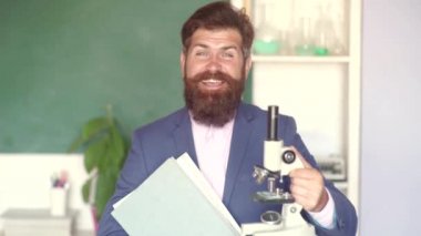 Akademik başarı doğuştan yetenekli olmaktan çok sıkı çalışmayla ilgilidir. Tahta masasının yanındaki sınıfta dost öğretmen. Öğretmen yetenekli bir liderdir.