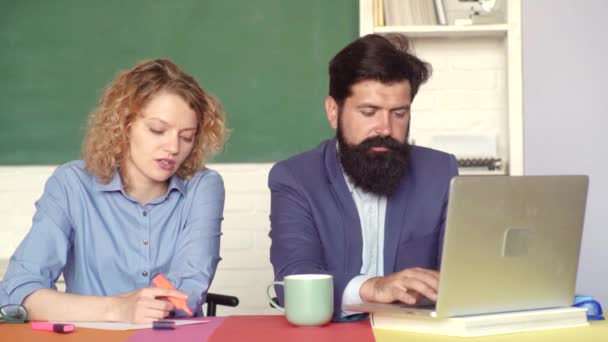 Studenten-Paar bereitet sich auf Test oder Prüfung vor. Schüler. Studenten-Paar bereitet sich auf Test oder Prüfung vor. Porträt zweier kreativ glücklich lächelnder Studenten mit Brille. — Stockvideo