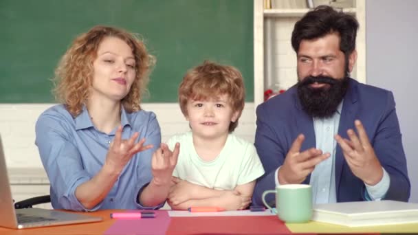 Inlärnings-och utbildningskoncept. Lärardagen. Utbildning för barn utanför skolan. Ungt par hjälper sin son att göra läxor. Beräkning på fingrar, räkna fingrar. — Stockvideo