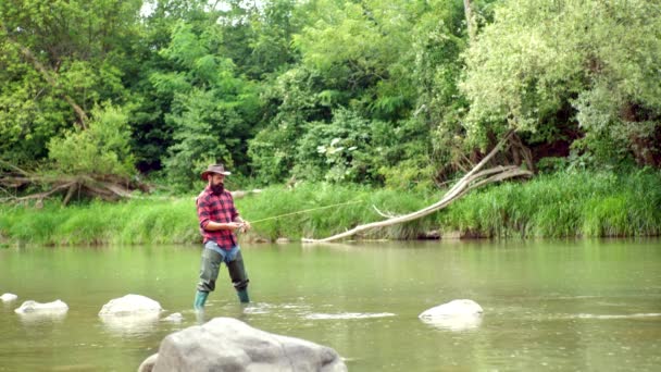 Pescado en el anzuelo. Hombre con cañas de pescar en la litera del río. Pescador. La pesca con mosca es más conocida como un método para la captura de truchas y salmones. Conceptos de pesca exitosa . — Vídeos de Stock