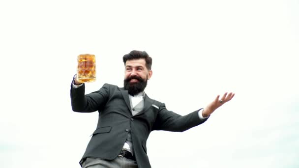 拿着啤酒的人快乐的酿酒师拿着啤酒杯。喝啤酒高龄男子喝啤酒与惊喜的脸. — 图库视频影像