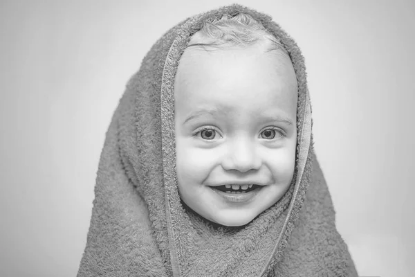 Smiling baby bathing under a shower at home. Little baby washing with a bubbles in bath in a hat. Happy bath time. — Stock Photo, Image