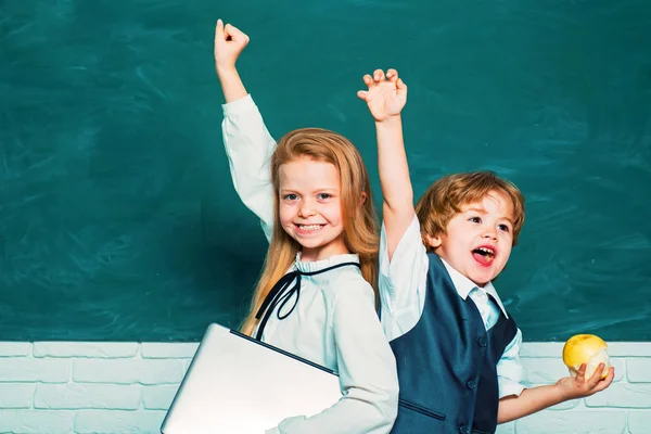 Scuola del libro e bambini. In classe. Lezioni scolastiche. Si ', ottimo lavoro. . — Foto Stock