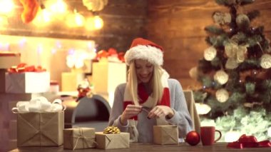 Noel hediyesiyle şaşırtıcı güzel bir kız. Yeni yıl komik kadın. Ev Noel atmosferi. Yeni Yıl hediyesi açın.