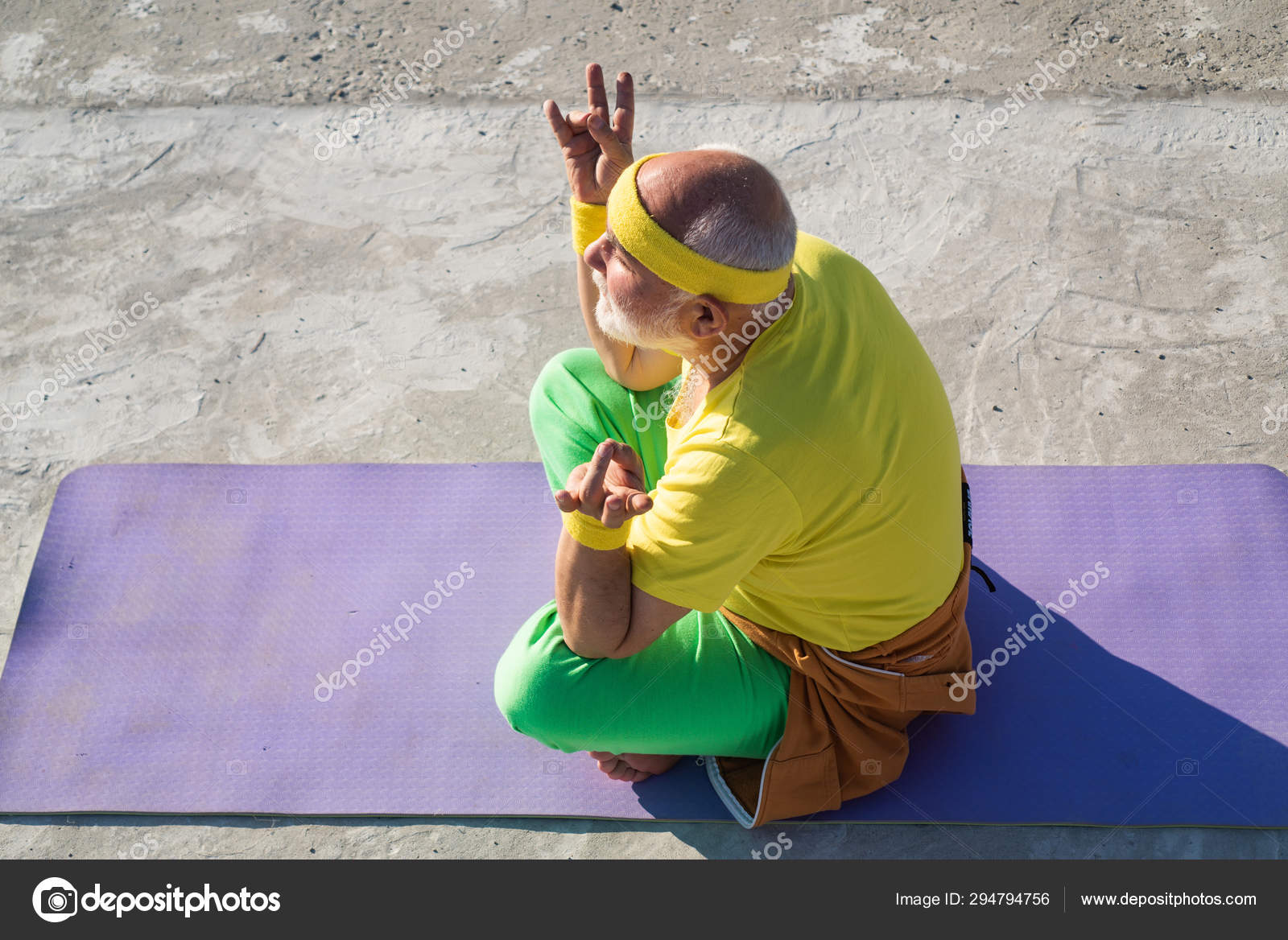 Scarica Gratis Images Active Sport Workout For Old Person Yoga Concept Senior Man In le plus cool par