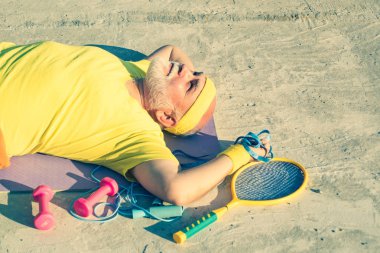 Özgürlük emeklilik kavramı. Kıdemli adam fitness eğitimi yapıyor. Yoga minderi olan kıdemli bir adam. Egzersiz.