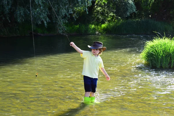 Pequeno pescador pronto para ir pescar. Rapaz a pescar num rio da floresta. Rapaz peixe na lagoa. Menino pescador com vara de pesca . — Fotografia de Stock