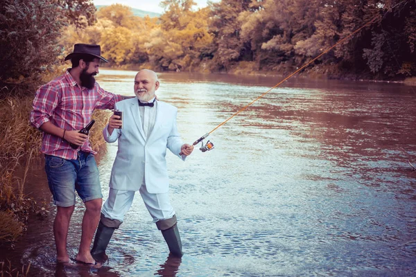 Pesca con mosca en el prístino desierto de América. Generaciones de hombres . —  Fotos de Stock