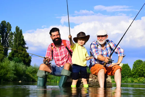 Nonno, padre e figlio pescano a mosca sul fiume . — Foto Stock