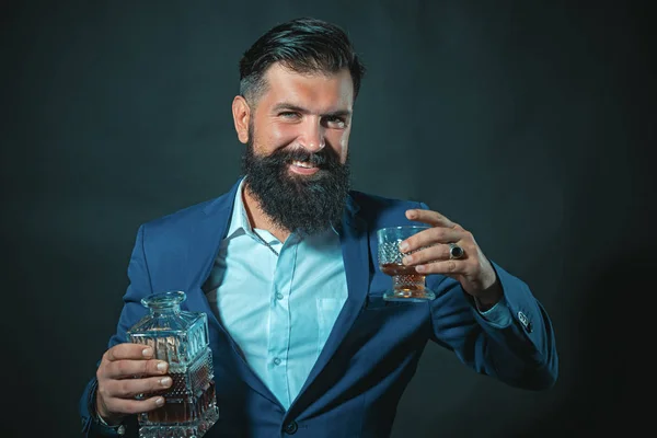Koncepcja alkoholu. Napój alkoholowy. Retro vintage człowiek z whisky lub szkocką. — Zdjęcie stockowe