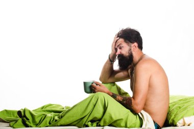 Kötü tutucu bardakta sakallı adam. Adam sakallı hipster uyku ile ilgili sorunlar yaşıyor. Uykucu adam.