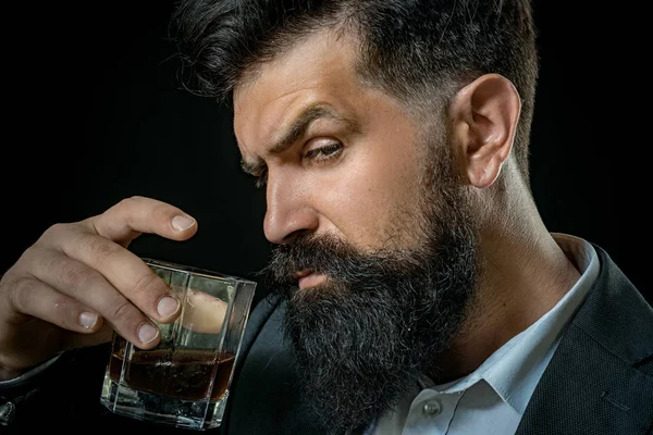 Бородатий чоловік тримає віскі в склянці крупним планом портрет. алкогольний напій . — стокове фото