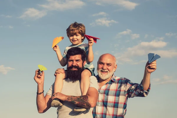 Glücklicher Vatertag. männliche Mehrgenerationenfamilie. Mehrgenerationen. aufgeregt. — Stockfoto