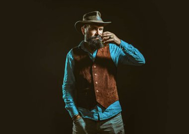 Alkol bağımlısı olan üzgün bir kadın. Stresi azaltır. Sarhoş ya da iş adamı siyah arka planda viski içer..