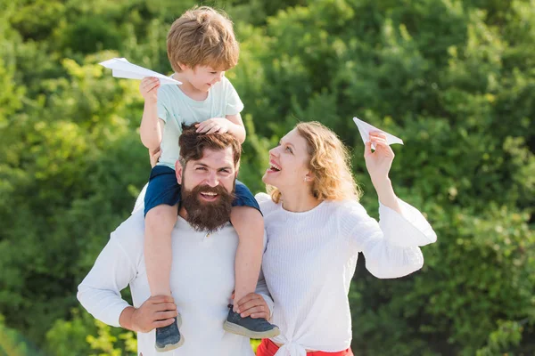 Liberté de rêver - joyeux garçon jouant avec des jouets avion contre le ciel - effet vintage. Adopter un enfant . — Photo