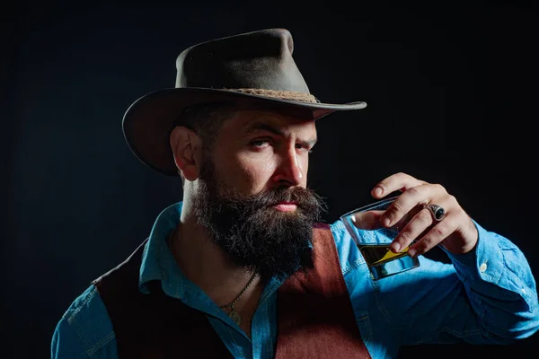 Привлекательный мужчина в баре. Ретро винтажный человек с виски или скотчем. Хипстер с бородой и усами в костюме пьет алкоголь после рабочего дня . — стоковое фото
