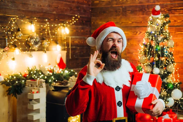Забавный Санта. Человек с бородой Санта-Клаус празднует день рождения и Рождество. — стоковое фото
