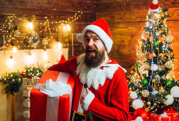 배송 선물. 선물 감정. 힙스터 에 빨강 산타 모자 들고 선물. — 스톡 사진