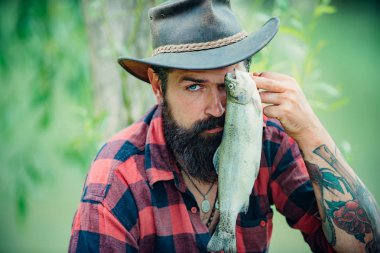 Bir dere kahverengi alabalık ile sinek çubuk ve makara. spor balıkçılık. Hala su alabalığı avlıyor. Kahverengi alabalık tutuyor. Yem balıkçılık.