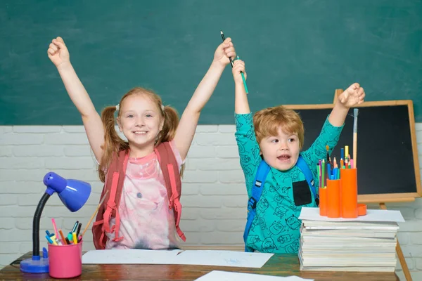 Wróć do szkoły i szczęśliwego czasu. Po raz pierwszy do szkoły. Proces edukacyjny. Szkoła dla dzieci. Szczęśliwy cute sprytny chłopiec i Cute Little Girl z książką. Dzieci podekscytowany. — Zdjęcie stockowe