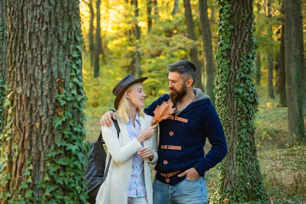 Vacker kvinna och stilig man som går i parken och njuter av den vackra höst naturen. Höst utomhus porträtt av vacker lycklig flicka och skäggiga man går i Park eller skog. — Stockfoto