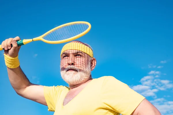 Der Senior spielt Badminton. in Bewegung sein. Großvater Sportler. — Stockfoto